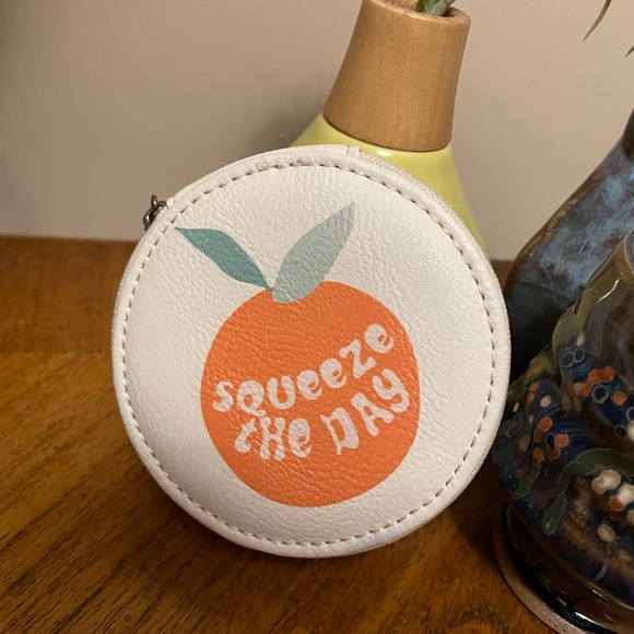 Mi Amica round zip squeeze the day zip pill case! - Picture 8 of 8